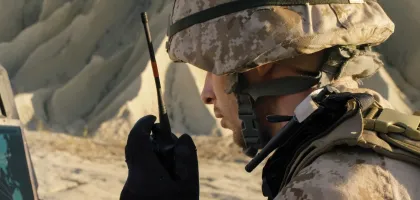Foto de un soldado usando dispositivos